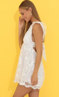 LUCY IN THE SKY Mini Dresses^Baby Doll Dress In White